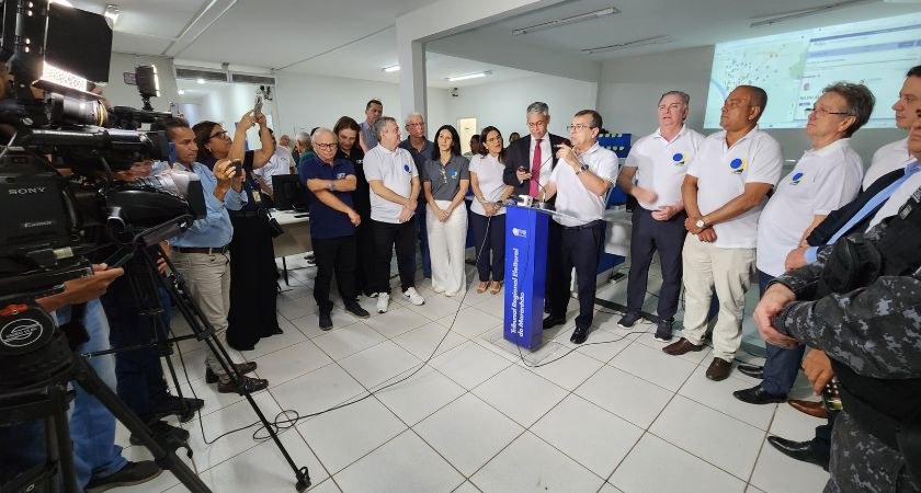 Coletiva de imprensa em imperatriz onde se vê camêras de filmagem e diversas autoridades e servi...