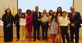 prefeito Eduardo Braide e vice-prefeita Esmênia Miranda receberam diplomas das mãos do president...