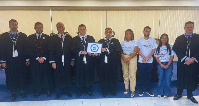 Coordenador do TREMALAB faz entrega simbólica do Prêmio de Inovação a membros da Corte Eleitoral