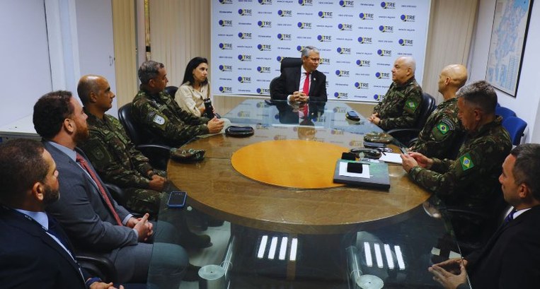 O presidente em exercício do TRE-MA, desembargador Paulo Velten, recebeu na tarde desta terça, 2...